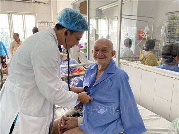 Cấp cứu thành công cụ ông người Bỉ bị nhồi máu cơ tim nguy kịch.